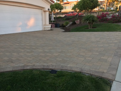 Traditional design gray pavers driveway
