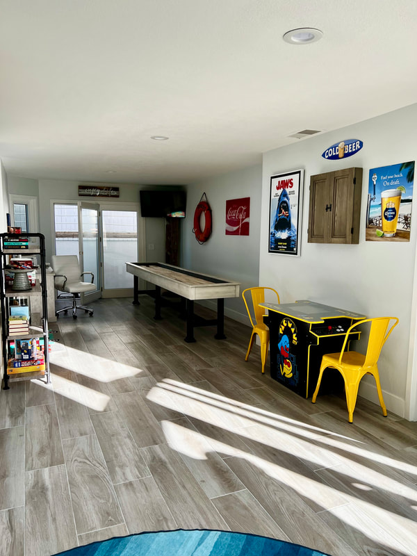Modern Coastal design game room with light wood-look porcelain tile flooring